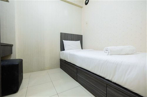 Foto 3 - Monochrome Style 2 Bedrooms at Kalibata City Apartment By Travelio