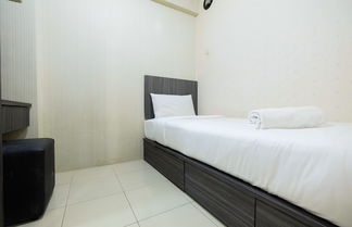 Foto 3 - Monochrome Style 2 Bedrooms at Kalibata City Apartment By Travelio