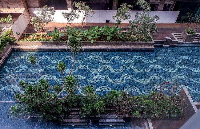 Cozy Pool View Kemang Village Residence Apartment with Direct Access to Mall - Foto 42