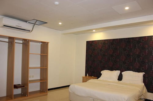 Foto 9 - Al Amoria Furnished Apartments 3