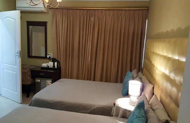 Savoy Lodge - Standard Double Room 7 - Photo 9