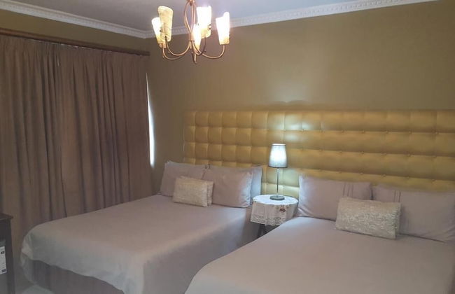 Savoy Lodge - Room - Photo 14