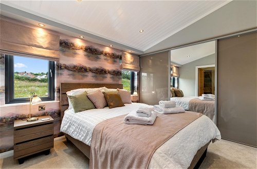 Photo 12 - Ael-y-bryn - Luxury Lodge Hot Tub Three En-suite Bedrooms