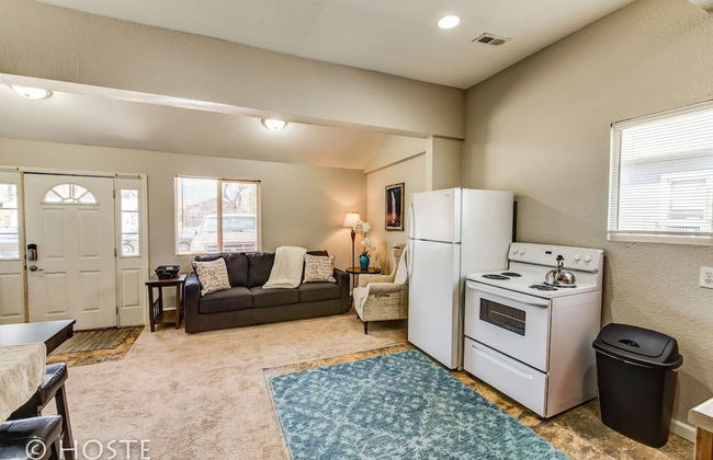 1BR Downtown Townhome King Bed, 5 Min to Shops - Foto 6