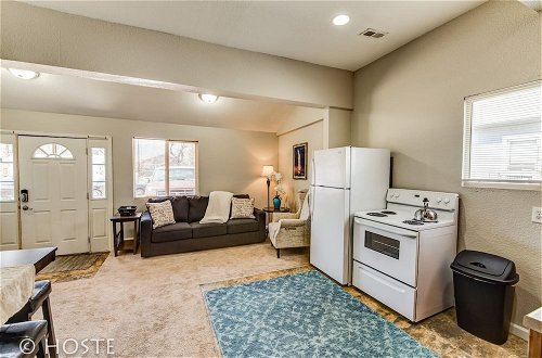Photo 6 - 1BR Downtown Townhome King Bed, 5 Min to Shops