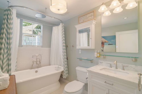 Photo 7 - Coco Plum Cottage, Walking Distance to Cityplace, Museums, Restaurants, Shops, W/pool