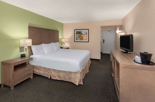 Photo 11 - La Quinta Inn & Suites by Wyndham San Antonio Medical Ctr NW