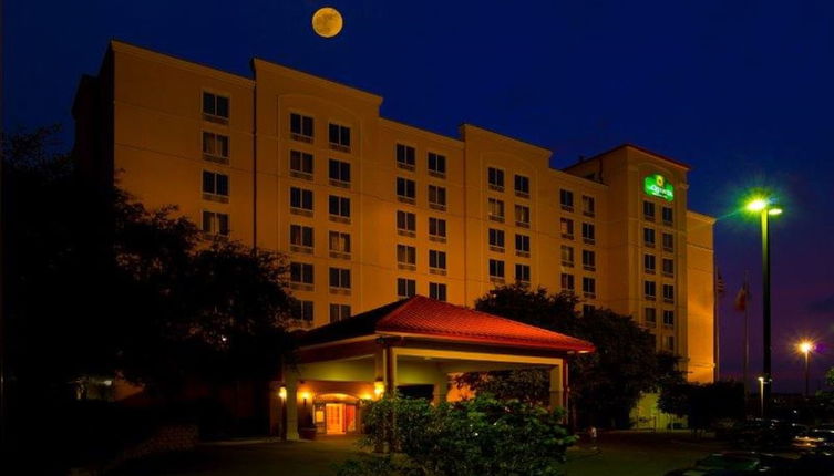 Photo 1 - La Quinta Inn & Suites by Wyndham San Antonio Medical Ctr NW