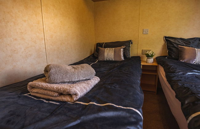 Lochlands 2BR Family Caravan - Pets - Play Park - Photo 3