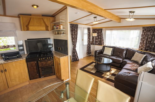 Photo 28 - 2 Bedroom Caravan in Lochlands Leisure Park