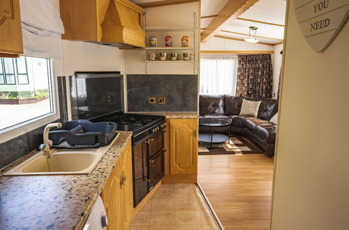 Photo 8 - 2 Bedroom Caravan in Lochlands Leisure Park