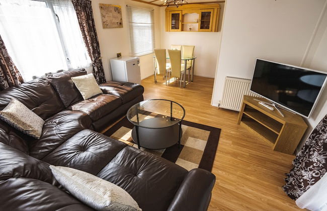 Lochlands 2BR Family Caravan - Pets - Play Park - Photo 17