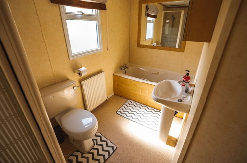 Photo 12 - 2 Bedroom Caravan in Lochlands Leisure Park