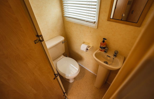 Lochlands 2BR Family Caravan - Pets - Play Park - Photo 11