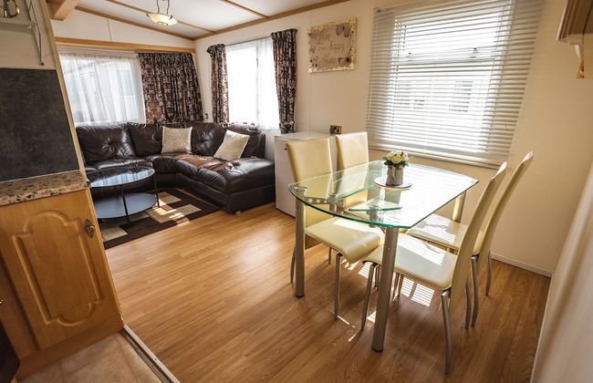 Lochlands 2BR Family Caravan - Pets - Play Park - Photo 5