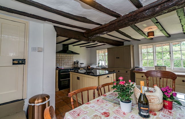 Yew Tree Cottage- Sleeps 12, Garden & Pet-friendly - Photo 13