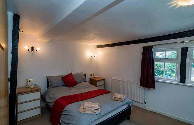 Yew Tree Cottage- Sleeps 12, Garden & Pet-friendly - Photo 9