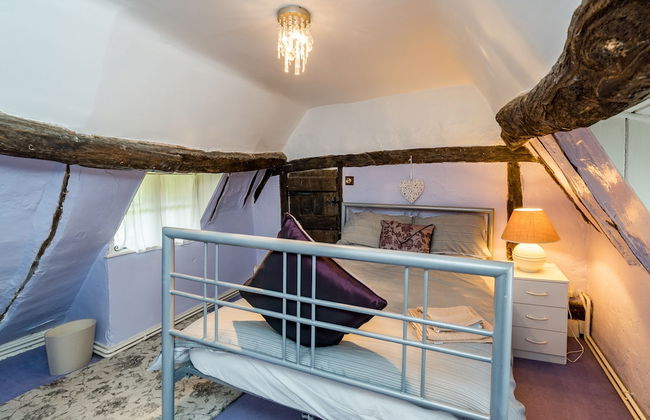 Yew Tree Cottage- Sleeps 12, Garden & Pet-friendly - Photo 10