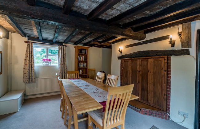 Yew Tree Cottage- Sleeps 12, Garden & Pet-friendly - Photo 17