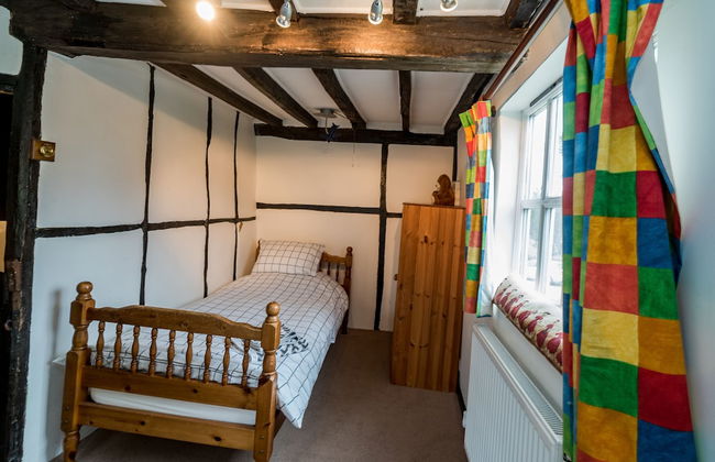 Yew Tree Cottage- Sleeps 12, Garden & Pet-friendly - Photo 7