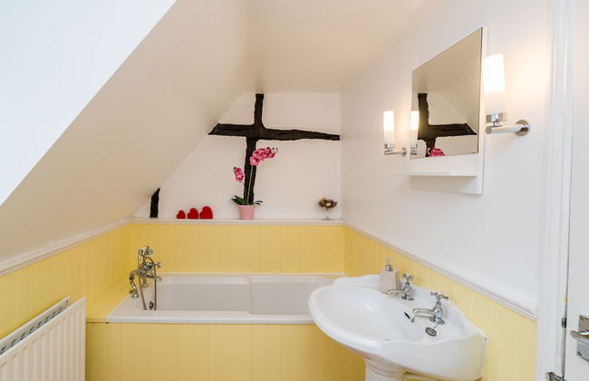 Yew Tree Cottage- Sleeps 12, Garden & Pet-friendly - Photo 25