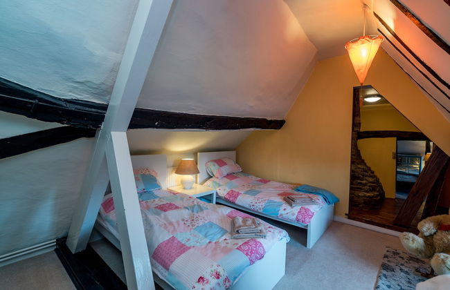Yew Tree Cottage- Sleeps 12, Garden & Pet-friendly - Photo 4