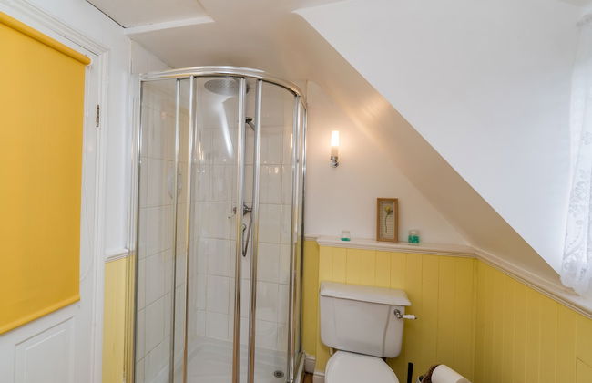 Yew Tree Cottage- Sleeps 12, Garden & Pet-friendly - Photo 26