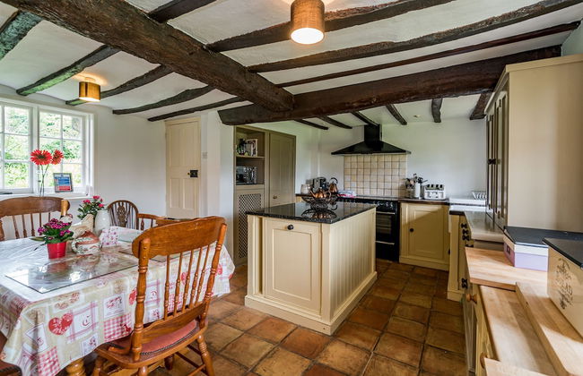 Yew Tree Cottage- Sleeps 12, Garden & Pet-friendly - Photo 16