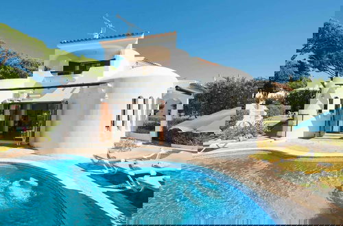 Foto 3 - Modern Holiday Home in Quarteira With Swimming Pool