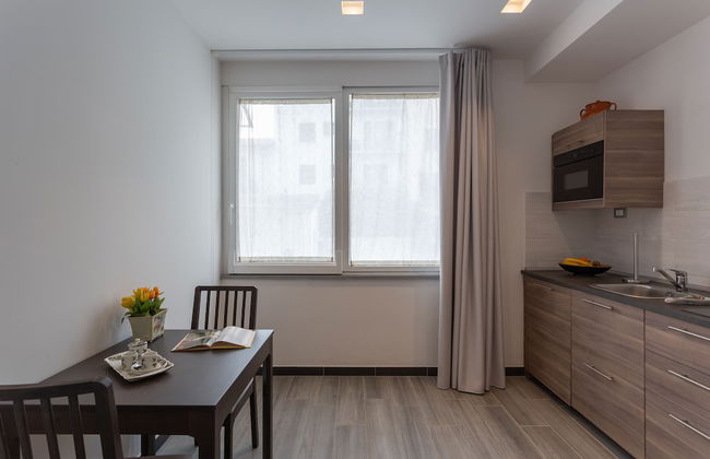 Carla's Rooms with Private Bathroom & Kitchen - Photo 9