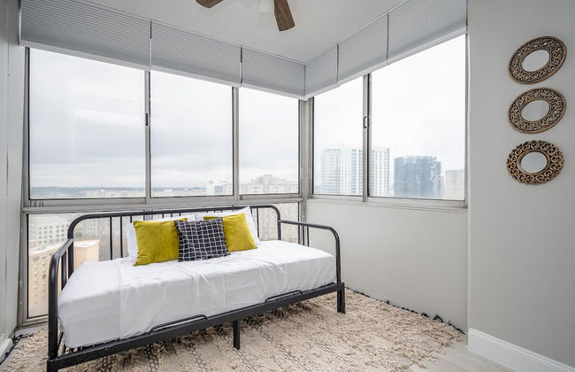 ATL downtown 2BR King Bed FREE parking - Photo 6