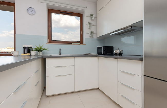 Spacious Apartment + Parking by Renters - Photo 10