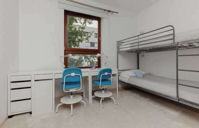 Spacious Apartment + Parking by Renters - Photo 7
