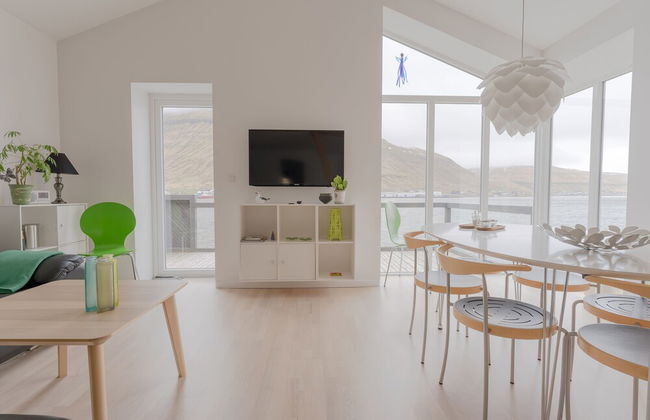 Waterfront Retreat | 2 Br Boathouse - Photo 11