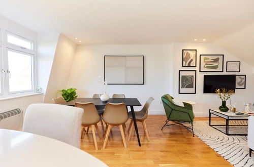 Photo 10 - The Ladbroke Grove Crib - Elegant 2bdr Flat With Terrace