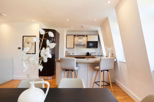 Photo 2 - The Ladbroke Grove Crib - Elegant 2bdr Flat With Terrace