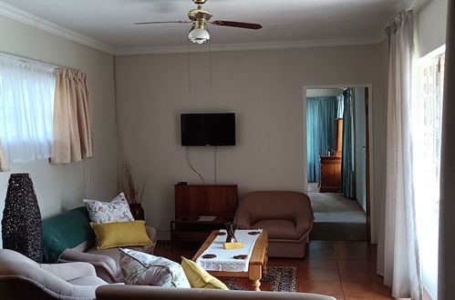 Foto 18 - Charming Randburg Accommodation Near the Olivedale Clinic