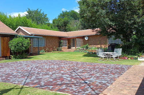 Foto 20 - Charming Randburg Accommodation Near the Olivedale Clinic