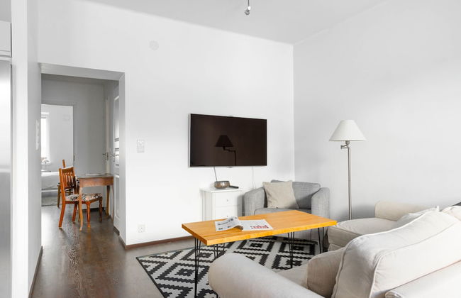 Spacious apt on Tranquil Courtyard - Photo 15