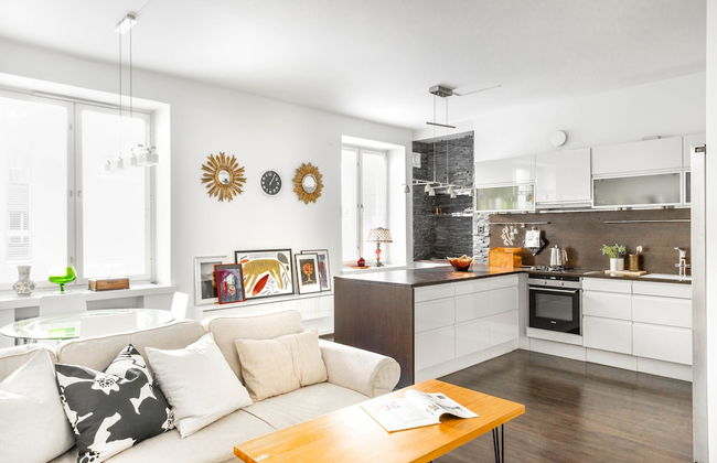 Spacious apt on Tranquil Courtyard - Photo 1