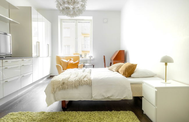 Spacious apt on Tranquil Courtyard - Photo 4