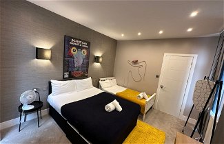 Photo 1 - Themed Stunning 1-bed Apartment in London