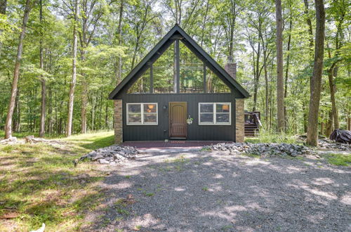 Foto 24 - Pet-friendly Lackawaxen Cabin w/ Wraparound Deck