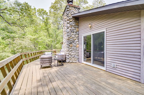 Foto 3 - Illinois Cabin w/ Wraparound Deck & Fireplaces