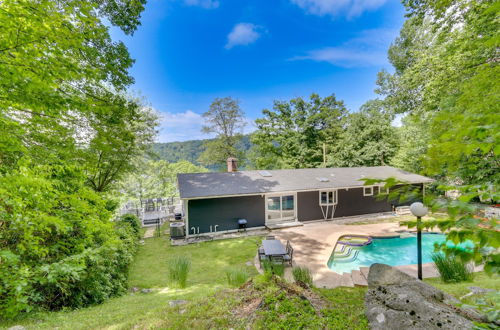 Foto 10 - New Milford Lakefront Home: Deck, Pool & Dock