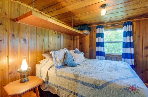 Foto 26 - Charming Michigan Cottage w/ Sunroom & Lake Access