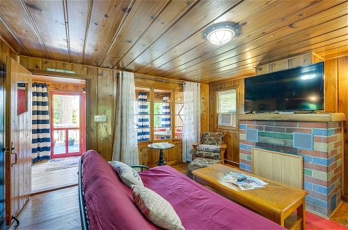 Foto 24 - Charming Michigan Cottage w/ Sunroom & Lake Access