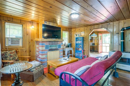 Foto 23 - Charming Michigan Cottage w/ Sunroom & Lake Access