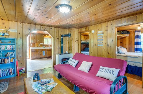 Foto 10 - Charming Michigan Cottage w/ Sunroom & Lake Access