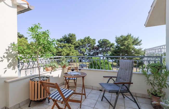 Beachfront Apartment With Balcony and Parking - Photo 25